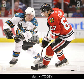 Les Sharks de San Jose le défenseur Douglas Murray de la Suède (L) passe la rondelle derrière l'aile gauche des Blackhawks de Chicago Michael Frolik de la République tchèque lors de la troisième période, à l'United Center de Chicago le 14 mars 2011. Les Blackhawks ont remporté 6-3. UPI/Brian Kersey Banque D'Images