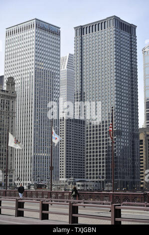 Le Unitrin Building (L) et le bâtiment Leo Burnett, le long de la rivière Chicago le 31 mars 2011 à Chicago. UPI/Brian Kersey Banque D'Images