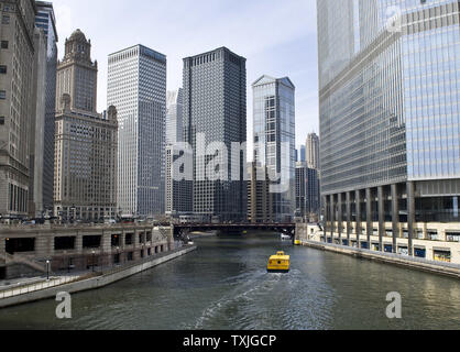 La Trump Tower (R-L), l'édifice, le Leo Burnett Building le Unitrin Building et 35 East Wacker Drive stand le long de la rivière de Chicago le 31 mars 2011 à Chicago. UPI/Brian Kersey Banque D'Images