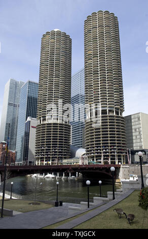 Marina Tours le long de la rivière de Chicago le 31 mars 2011 à Chicago. Le complexe Marina City a été conçu en 1959 par l'architecte Bertrand Goldberg et achevé en 1964 et a été présentée comme une ville dans la ville, avec de nombreuses installations sur place, dont un théâtre, une salle de sport, piscine, patinoire, bowling, plusieurs magasins et restaurants, et une marina. UPI/Brian Kersey Banque D'Images