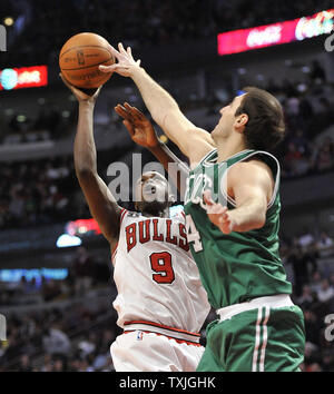 Chicago Bulls Luol Deng en avant (L) va jusqu'à un tir comme Boston Celtics Nenad Krstic centre de Serbie défend au cours du quatrième trimestre à l'United Center de Chicago le 7 avril 2011. Les Bulls a gagné 97-81. UPI/Brian Kersey Banque D'Images