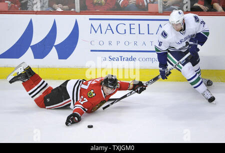 Blackhawks de Chicago Michael Frolik aile gauche de la République tchèque atteint pour la rondelle comme Vancouver Canucks aile droite Mikael Samuelsson essaie de voler pendant la deuxième période de la finale de conférence de l'ouest de la LNH à l'United Center de Chicago le 17 avril 2011. UPI/Brian Kersey Banque D'Images