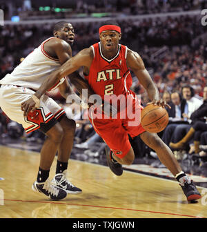 Atlanta Hawks guard Joe Johnson durs sur Chicago Bulls guard Ronnie Brewer au cours du deuxième trimestre de l'Game 1 de la demi-finale de conférence de l'Est de la NBA à l'United Center de Chicago le 2 mai 2011. Les Hawks ont remporté 103-95. UPI/Brian Kersey Banque D'Images