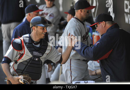 Twins du Minnesota catcher a appelé Butera gifle mains avec Ron Gardenhire manager avant leur match contre les White Sox de Chicago au U.S. Cellular Field de Chicago le 4 mai 2011. Les Jumeaux a gagné 3-2. UPI/Brian Kersey Banque D'Images