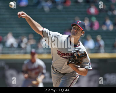 Le lanceur partant des Twins de Minnesota Nick Blackburn réaliser durant la première manche contre les White Sox de Chicago au U.S. Cellular Field de Chicago le 4 mai 2011. Les Jumeaux a gagné 3-2. UPI/Brian Kersey Banque D'Images