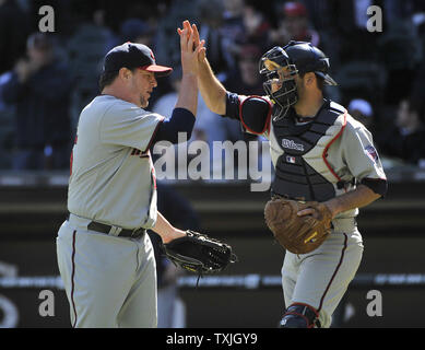 Plus proche des Twins de Minnesota Matt Capps (L) et Drew Butera catcher célèbrent leur victoire contre les White Sox de Chicago au U.S. Cellular Field de Chicago le 4 mai 2011. Les Jumeaux a gagné 3-2. UPI/Brian Kersey Banque D'Images