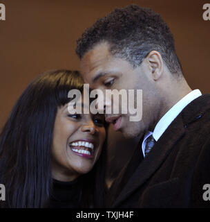 Rép. Américain Jesse Jackson Jr. (D-IL) (R) et parle avec sa femme, Chicago Ald. Sandi Jackson avant l'investiture de Rahm Emanuel, maire de Chicago lors d'une cérémonie inaugurale du Millennium Park le 16 mai 2011. Emanuel prend le relais de Richard M. Daley, qui avait servi dans le poste depuis 1989. UPI/Brian Kersey Banque D'Images