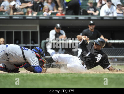 White Sox de Chicago's Juan Pierre (R) scores sur un sacrifice fly touchés par Paul Konerko comme le receveur des Dodgers de Los Angeles, Rod Barajas applique une fin de mesure lors de la quatrième manche au U.S. Cellular Field de Chicago le 22 mai 2011. UPI/Brian Kersey Banque D'Images