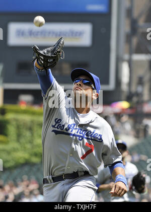 Le joueur de premier but des Dodgers de Los Angeles, James Loney attrape un pop fly touchés par les White Sox de Chicago's Brent Laurence Nardon durant la deuxième manche au U.S. Cellular Field de Chicago le 22 mai 2011. UPI/Brian Kersey Banque D'Images