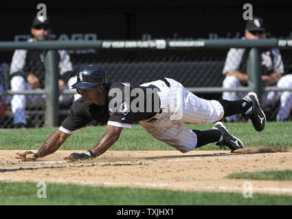 White Sox de Chicago's Juan Pierre scores sur un simple touché par Alex Rios durant la huitième manche contre les Twins du Minnesota au U.S. Cellular Field le 31 août 2011 à Chicago. Les Jumeaux a gagné 7-6. UPI/Brian Kersey Banque D'Images