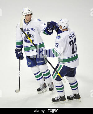 Le défenseur des Canucks de Vancouver Alexander Edler (23) et le défenseur Dan Hamhuis (2) célébrer Hamhuis' but durant la deuxième période contre les Blackhawks de Chicago à l'United Center le 6 novembre 2011 à Chicago. UPI/Brian Kersey Banque D'Images