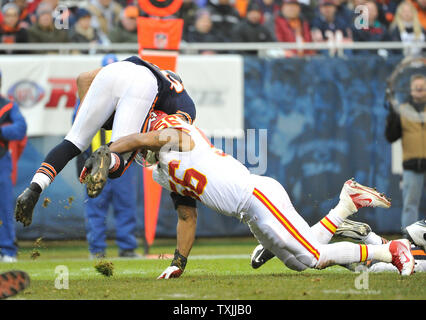 Kansas City Chiefs à l'intérieur de secondeur Derrick Johnson (R) hits ours de Chicago d'utiliser de nouveau Matt Forte (22) après 8 verges au cours du premier trimestre à Soldier Field, le 4 décembre 2011 à Chicago. Blessé au genou forte sur le jeu et a été retiré du jeu. UPI/Brian Kersey Banque D'Images