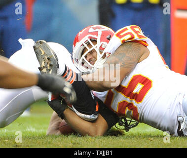 Kansas City Chiefs à l'intérieur de secondeur Derrick Johnson (R) hits ours de Chicago d'utiliser de nouveau Matt Forte (22) après 8 verges au cours du premier trimestre à Soldier Field, le 4 décembre 2011 à Chicago. Blessé au genou forte sur le jeu et a été retiré du jeu. UPI/Brian Kersey Banque D'Images