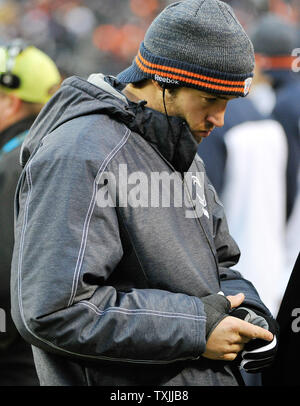 Chicago Bears blessés quarterback Jay Cutler (6) se tient à l'écart au quatrième trimestre contre Chiefs de Kansas City à Soldier Field, le 4 décembre 2011 à Chicago. Les chefs a gagné 10-3. UPI/Brian Kersey Banque D'Images