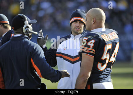 Chicago Bears blessés quarterback Jay Cutler (C) des entretiens avec le secondeur Brian Urlacher (moyenne 54) et entraîneur-chef Lovie Smith au cours du deuxième trimestre contre les Seattle Seahawks à Soldier Field, le 18 décembre 2011 à Chicago. Les Seahawks a gagné 38-14. UPI/Brian Kersey Banque D'Images