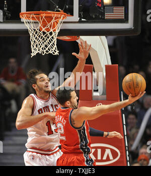 New Jersey Nets guard Jordan Farmar (R) va jusqu'à un tir en tant que centre des Chicago Bulls Joakim Noah (13) défend au cours du premier trimestre à l'United Center le 23 janvier 2012 à Chicago. UPI/Brian Kersey Banque D'Images
