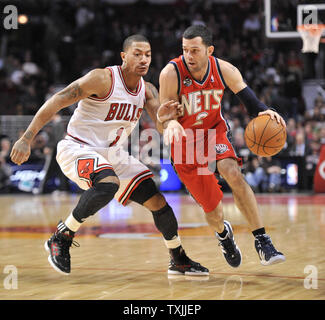 New Jersey Nets guard Jordan Farmar (R) sur la garde des Chicago Bulls Derrick Rose au cours du quatrième trimestre à l'United Center le 23 janvier 2012 à Chicago. Les Bulls ont remporté 110-95. UPI/Brian Kersey Banque D'Images