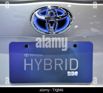 Le logo Toyota est vu sur une Prius hybride à brancher à l'affichage de l'entreprise au cours de l'auto de Chicago au McCormick Place le 9 février 2012 à Chicago. UPI/Brian Kersey Banque D'Images