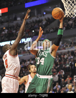 Boston Celtics Paul Pierce (R) va jusqu'à un tir comme Chicago Bulls Luol Deng défend l'avant au cours du premier trimestre à l'United Center le 16 février 2012 à Chicago. UPI/Brian Kersey Banque D'Images