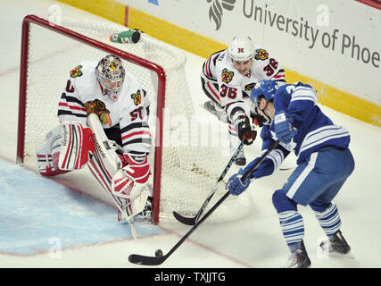 Maple Leafs de Toronto center Tyler Bozak (R) et les scores des pousses passé gardien Corey Crawford, des Blackhawks de Chicago (L) et le centre Dave Bolland, durant la première période, à l'United Center le 29 février 2012 à Chicago UPI/Brian Kersey Banque D'Images
