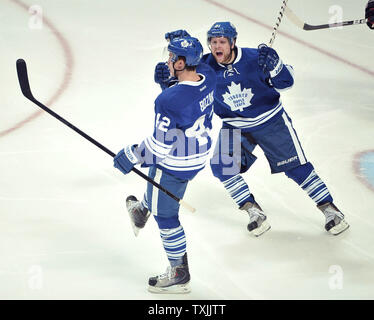 Maple Leafs de Toronto de l'aile droite Phil Kessel (R) et le centre Tyler Bozak célébrer Bozak a pour objectif au cours de la première période contre les Blackhawks de Chicago à l'United Center le 29 février 2012 à Chicago UPI/Brian Kersey Banque D'Images