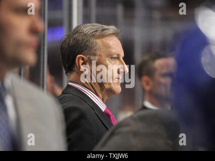 Maple Leafs de Toronto l'entraîneur-chef Ron Wilson se tient sur le banc pendant un délai dans la deuxième période contre les Blackhawks de Chicago à l'United Center le 29 février 2012 à Chicago. Les Blackhawks ont remporté 5-4. UPI/Brian Kersey Banque D'Images