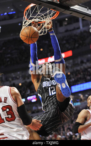 Centre des Orlando Magic, Dwight Howard dunks pendant le premier trimestre, contre les Chicago Bulls à l'United Center le 8 mars 2012 à Chicago. UPI/Brian Kersey Banque D'Images