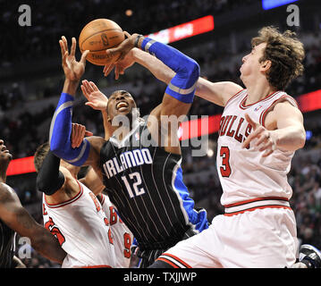 Centre de Chicago Bulls Omer Asik (R) de la Turquie fautes Orlando Magic Dwight Howard centre (12) au cours du deuxième trimestre à l'United Center le 8 mars 2012 à Chicago. UPI/Brian Kersey Banque D'Images