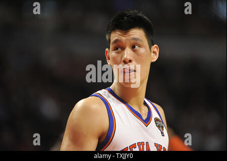 New York Knicks Jeremy Lin garde se dresse sur la cour pendant le deuxième trimestre contre les Chicago Bulls à l'United Center le 12 mars 2012 à Chicago. UPI/Brian Kersey Banque D'Images