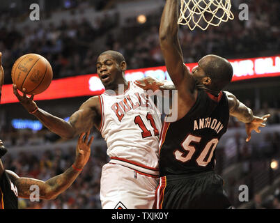 Chicago Bulls guard Ronnie Brewer (L) des plats comme le Miami Heat center Joel Anthony défend au cours du troisième trimestre à l'United Center le 14 mars 2012 à Chicago. Les Bulls a gagné 106-102. UPI/Brian Kersey Banque D'Images