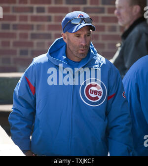 Chicago Cubs manager Dale Sveum promenades dans la pirogue avant le match contre les Brewers de Milwaukee à Wrigley Field le 11 avril 2012 à Chicago. UPI/Brian Kersey Banque D'Images