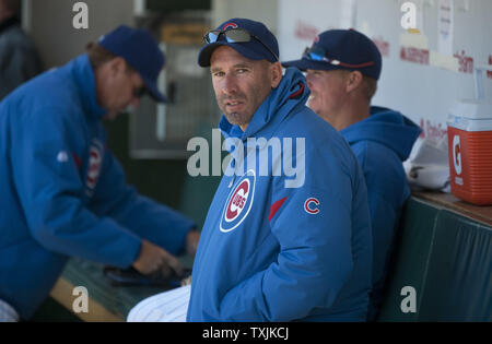 Chicago Cubs manager Dale Sveum est assis dans l'abri avant le match contre les Brewers de Milwaukee à Wrigley Field le 11 avril 2012 à Chicago. UPI/Brian Kersey Banque D'Images