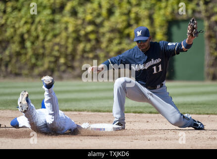 Chicago Cubs' Darwin Barney (L) glisse en toute sécurité dans la deuxième base après le marquage sur coéquipier Starlin Castro's fly out comme l'arrêt-court Alex Gonzalez Milwaukee Brewers attrape la deux pas de l'extérieur au cours de la sixième manche à Wrigley Field le 11 avril 2012 à Chicago. UPI/Brian Kersey Banque D'Images