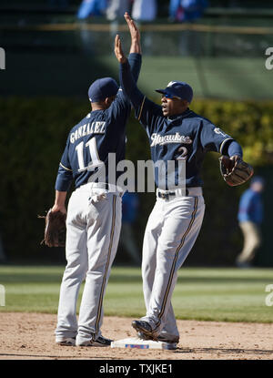 Milwaukee Brewers' Nyjer Morgan (R) et Alex Gonzalez célèbrent leur victoire contre les Chicago Cubs après le match à Wrigley Field le 11 avril 2012 à Chicago. Les Brasseurs a gagné 2-1. UPI/Brian Kersey Banque D'Images