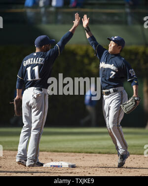 Milwaukee Brewers' Norichika Aoki (R) du Japon et Alex Gonzalez célèbrent leur victoire contre les Chicago Cubs après le match à Wrigley Field le 11 avril 2012 à Chicago. Les Brasseurs a gagné 2-1. UPI/Brian Kersey Banque D'Images