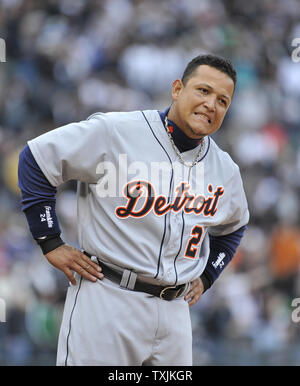 Tigers de Detroit' Miguel Cabrera réagit après avoir frappé dans un double jeu pour mettre fin à la huitième manche au U.S. Cellular Field le 13 avril 2012 à Chicago. Les White Sox ont remporté 5-2. UPI/Brian Kersey Banque D'Images