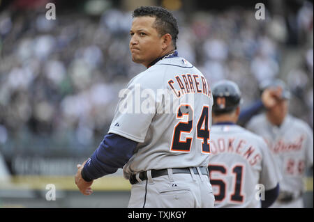 Tigers de Detroit' Miguel Cabrera réagit après avoir frappé dans un double jeu pour mettre fin à la huitième manche au U.S. Cellular Field le 13 avril 2012 à Chicago. Les White Sox ont remporté 5-2. UPI/Brian Kersey Banque D'Images