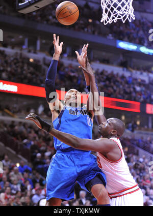 L'avant Dallas Mavericks Shawn Marion (L) shoots comme Chicago Bulls Luol Deng défend l'avant au cours du troisième trimestre à l'United Center le 21 avril 2012 à Chicago. Les Bulls a gagné 93-83. UPI/Brian Kersey Banque D'Images