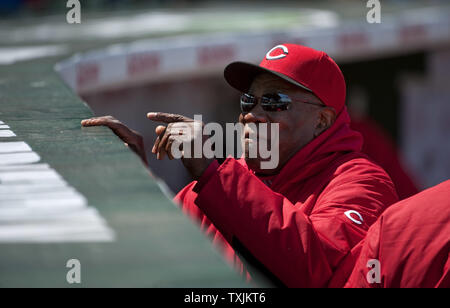 Reds de Cincinnati manager Dusty Baker parle avec les fans avant le match contre les Cubs de Chicago au Wrigley Field le 22 avril 2012 à Chicago. UPI/Brian Kersey Banque D'Images