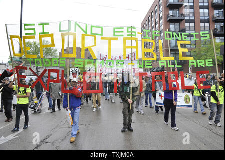 Les manifestants dans les rues le 1er mai 2012 à Chicago. Les manifestants ont exprimé leur soutien pour les droits des travailleurs et la réforme de l'immigration et s'est prononcée contre la cupidité des entreprises et de Wall Street dans le cadre de Journée internationale des travailleurs, une commémoration de l'émeute de Haymarket en 1886 à Chicago. UPI/Brian Kersey Banque D'Images