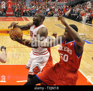 Chicago Bulls guard Ronnie Brewer (L) et les Philadelphia 76ers Lavoy Allen avant aller pour un rebond au cours du premier trimestre de match 2 du premier tour des séries éliminatoires de la Conférence de l'Est à l'United Center le 1er mai 2012 à Chicago. UPI/Brian Kersey Banque D'Images