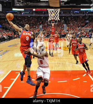 Philadelphia 76ers l'avant Andre Iguodala (L) dunks sur Chicago Bulls Luol Deng en avant au cours de la deuxième moitié de match 2 du premier tour des séries éliminatoires de la Conférence de l'Est à l'United Center le 1er mai 2012 à Chicago. Les 76ers a gagné 109-92 liant la série 1-1. UPI/Brian Kersey Banque D'Images