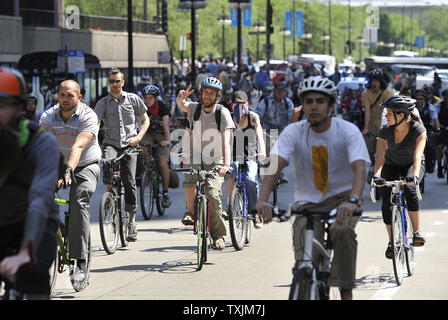 Les manifestants à prendre leur vélo pour le consulat pour manifester contre l'exploitation des sables bitumineux de l'Athabasca et le pipeline Keystone le 17 mai 2012 à Chicago. La protestation a eu lieu dans le cadre de démonstrations d'une semaine avant le sommet de l'OTAN qui aura lieu les 20 et 21 mai à Chicago. UPI/Brian Kersey Banque D'Images