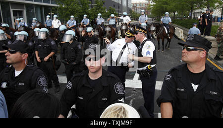 Surintendant de la police de Chicago Garry McCarthy, centre, dirige ses officiers alors que les manifestants à l'extérieur de la mars 2012 Sommet de l'OTAN au centre de congrès McCormick Place à Chicago, le 20 mai 2012. Environ 20 000 manifestants ont défilé sur l'OTAN sommet biannuels de l'avant un petit groupe a commencé d'affrontements avec des policiers. UPI/Mark Cowan Banque D'Images