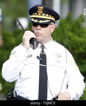 Surintendant de la police de Chicago Garry McCarthy, centre, dirige ses officiers alors que les manifestants à l'extérieur de la mars 2012 Sommet de l'OTAN au centre de congrès McCormick Place à Chicago, le 20 mai 2012. Environ 20 000 manifestants ont défilé sur l'OTAN sommet biannuels de l'avant un petit groupe a commencé d'affrontements avec des policiers. UPI/Mark Cowan Banque D'Images