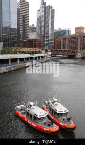 Deux bateaux de la Garde côtière patrouillent la rivière Chicago au cours de la 2012 Sommet de l'OTAN au centre de congrès McCormick Place à Chicago, le 21 mai 2012. UPI/Mark Cowan Banque D'Images