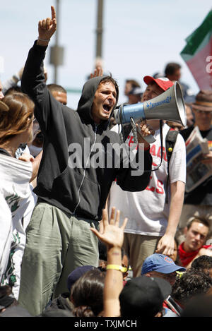 Les manifestants occupent l'extérieur de Chicago démontrent que le président Obama a ré-élection siège dans le centre-ville de Chicago, le 21 mai 2012 lors de l'édition 2012 du Sommet de l'OTAN. Les manifestants se sont rendus à la ville de Chicago d'rassemblement pour une variété de causes durant les 2 jours du sommet semestriel. UPI/Mark Cowan Banque D'Images