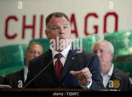 Surintendant de la police de Chicago Garry McCarthy parle lors d'une conférence de presse annonçant la saisie d'environ 16 000 livres de cannabis le 28 juin 2012 à Chicago. Un groupe de travail conjoint entre le CPD, Drug Enforcement Agency et de l'Illinois State Police a saisi la marijuana, qui a une valeur marchande de plus de 40 millions de dollars, mardi dans le cadre d'un processus continu et à long terme de l'enquête. Le conseil de la ville de Chicago a voté mercredi à décriminaliser la possession de petites quantités de marijuana permettant aux agents d'émettre une violation écrite pour possession de 15 grammes ou moins plutôt que de procéder à une arrestation. UPI/Brian Banque D'Images