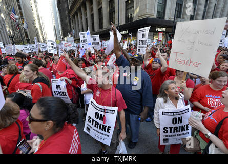 Les membres du syndicat des enseignants de Chicago et de leurs partisans en mars avant de la Chicago Public Schools siège le 10 septembre 2012 à Chicago. Chicago's 25 000 enseignants se sont mis en grève lundi pour la première fois en 25 ans après la dernière rupture des négociations du contrat dimanche soir avec l'absence d'accord pour éviter une grève. UPI/Brian Kersey Banque D'Images