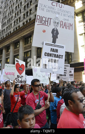 Les membres du syndicat des enseignants de Chicago et de leurs partisans en mars avant de la Chicago Public Schools siège le 10 septembre 2012 à Chicago. Chicago's 25 000 enseignants se sont mis en grève lundi pour la première fois en 25 ans après la dernière rupture des négociations du contrat dimanche soir avec l'absence d'accord pour éviter une grève. UPI/Brian Kersey Banque D'Images